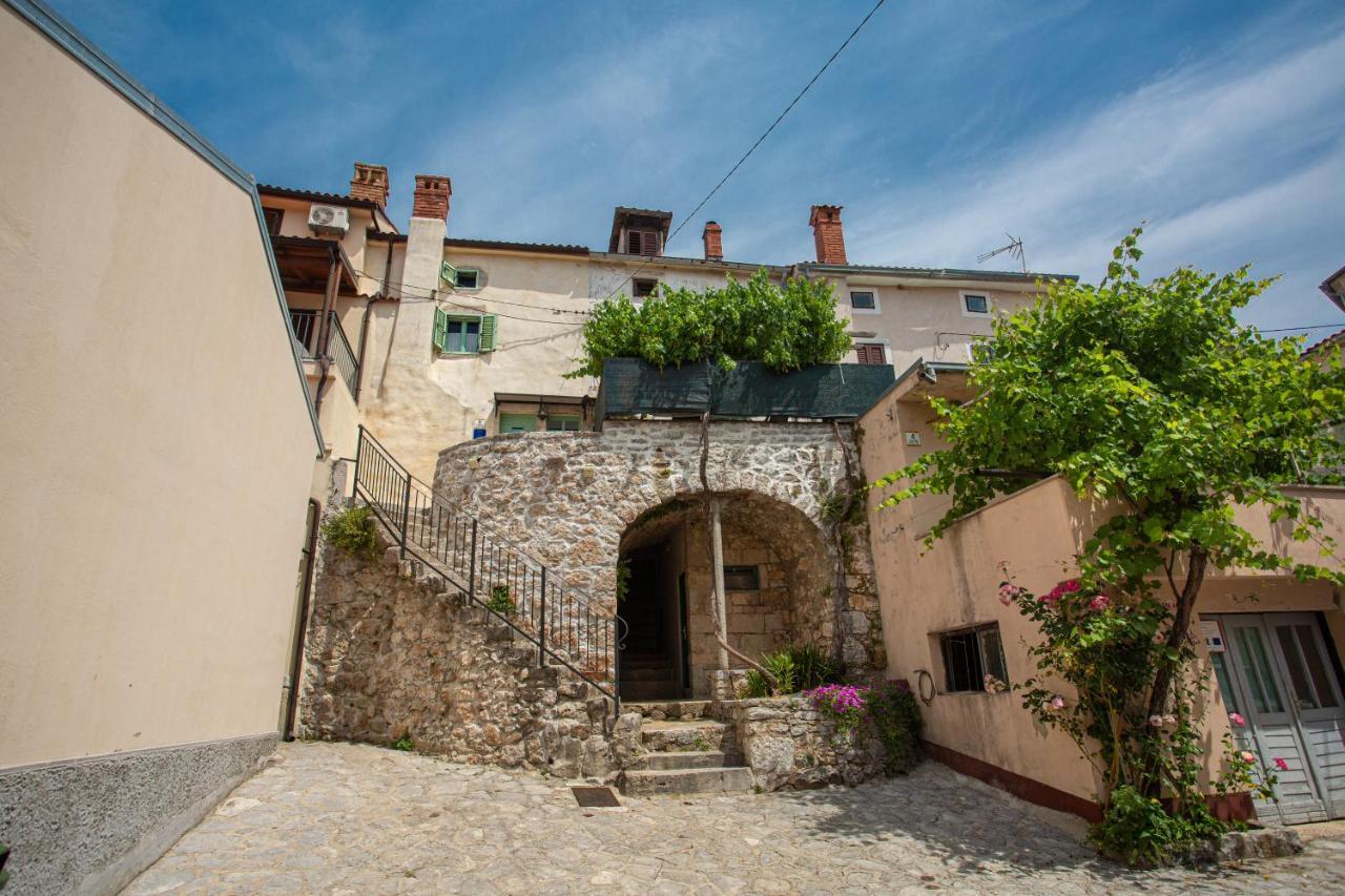 Parona Holiday Home Vrbnik Eksteriør bilde